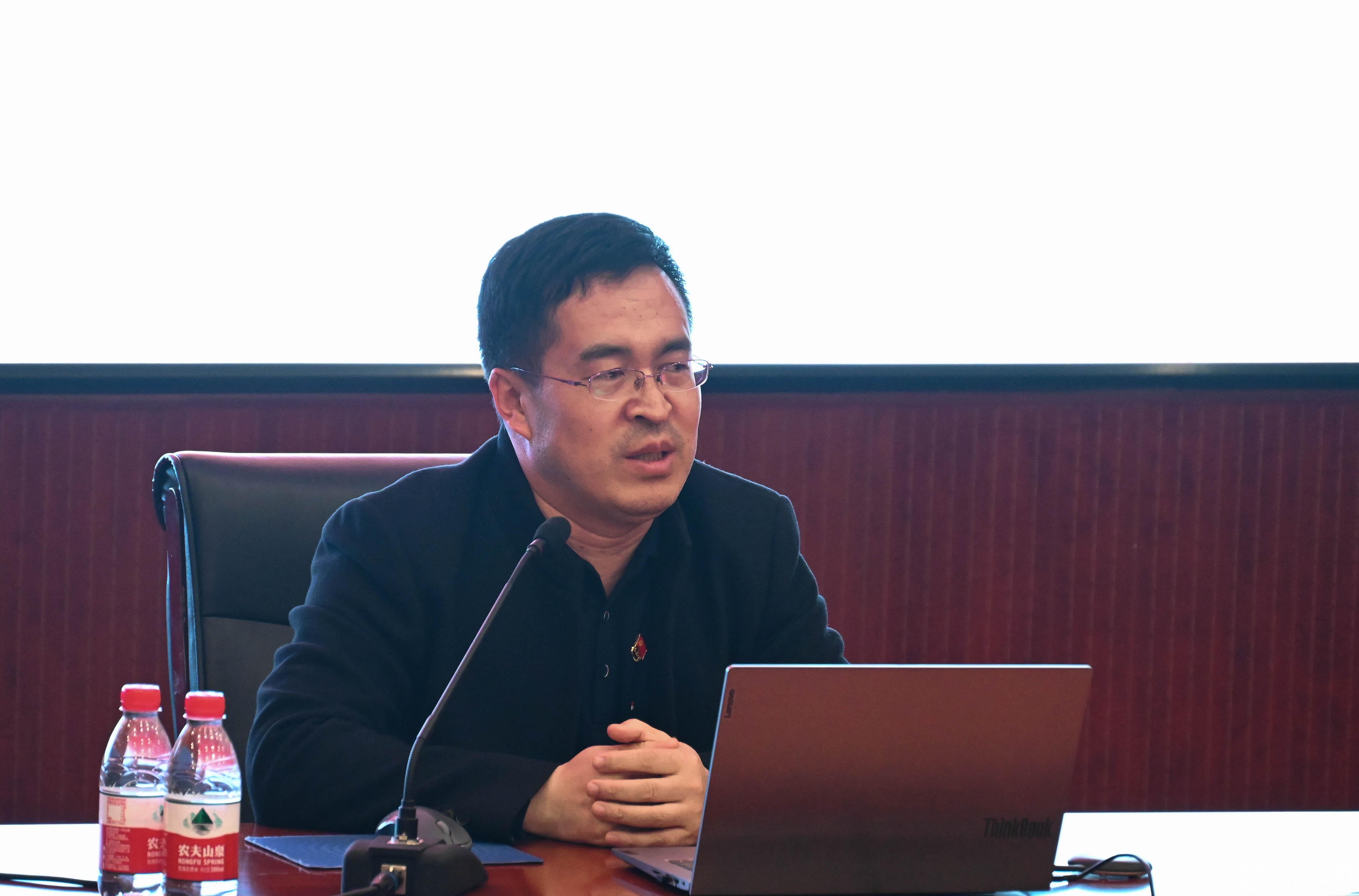 书记讲党课(书记特写).jpg 书记讲党课(书记特写).jpg